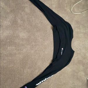 Black cropped champion shirt.